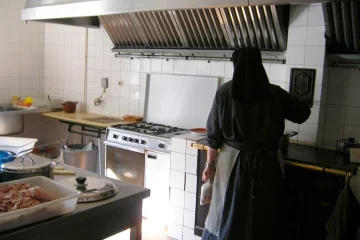 La cocinera que atiende a la Comunidad y a los Huéspedes