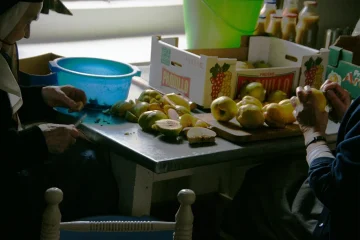Pelando y preparando la fruta para hacer mermelada