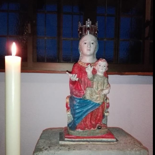 Virgen alumbrada por la vela y por la luz en románica