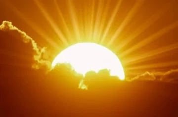 Sol resplandeciente entre nubes