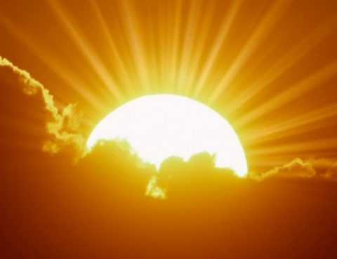 Sol resplandeciente entre nubes