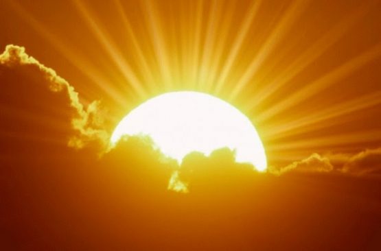 Sol resplandeciente entre nubes