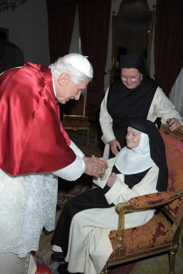 Benedicto XVI con Herana Teresita 1