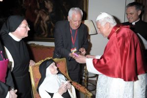 Benedicto XVI con Hermana Teresita 2