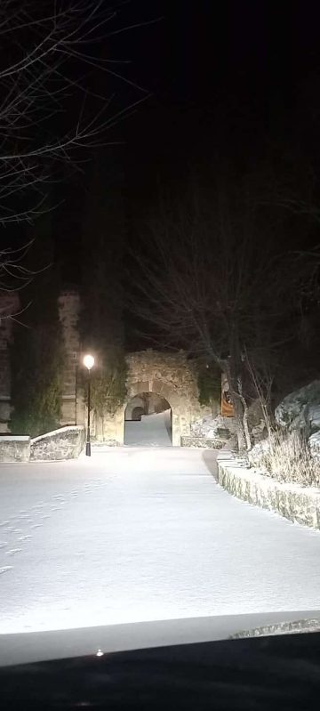 Monasterio de noche con nieve 2023