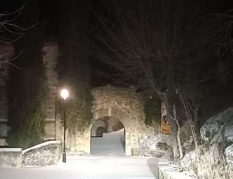 Monasterio de noche con nieve 2023