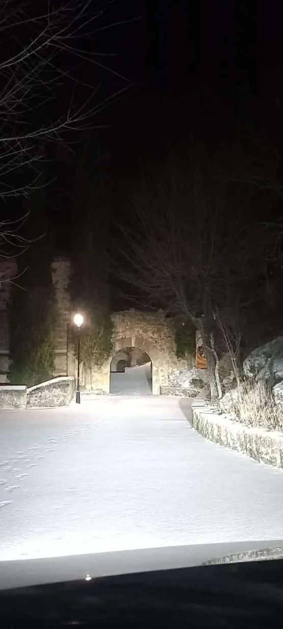 Monasterio de noche con nieve 2023