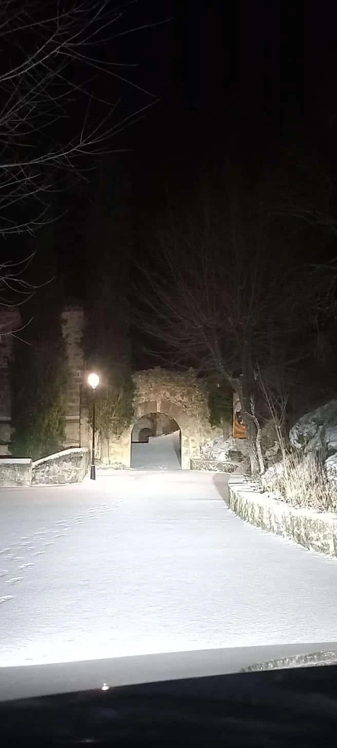 Monasterio de noche con nieve 2023
