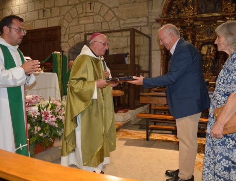 Rafael Rubio, presidente de la Fundación Buenafuente entrega las cruces a D. Atilano, obispo de Sigüenza-Guadalajara en el ofertorio de la eucaristía
