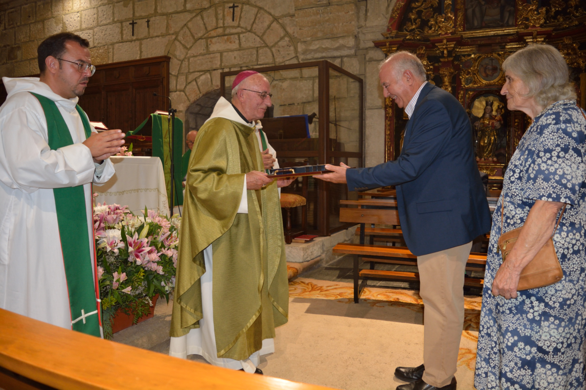 Rafael Rubio, presidente de la Fundación Buenafuente entrega las cruces a D. Atilano, obispo de Sigüenza-Guadalajara en el ofertorio de la eucaristía